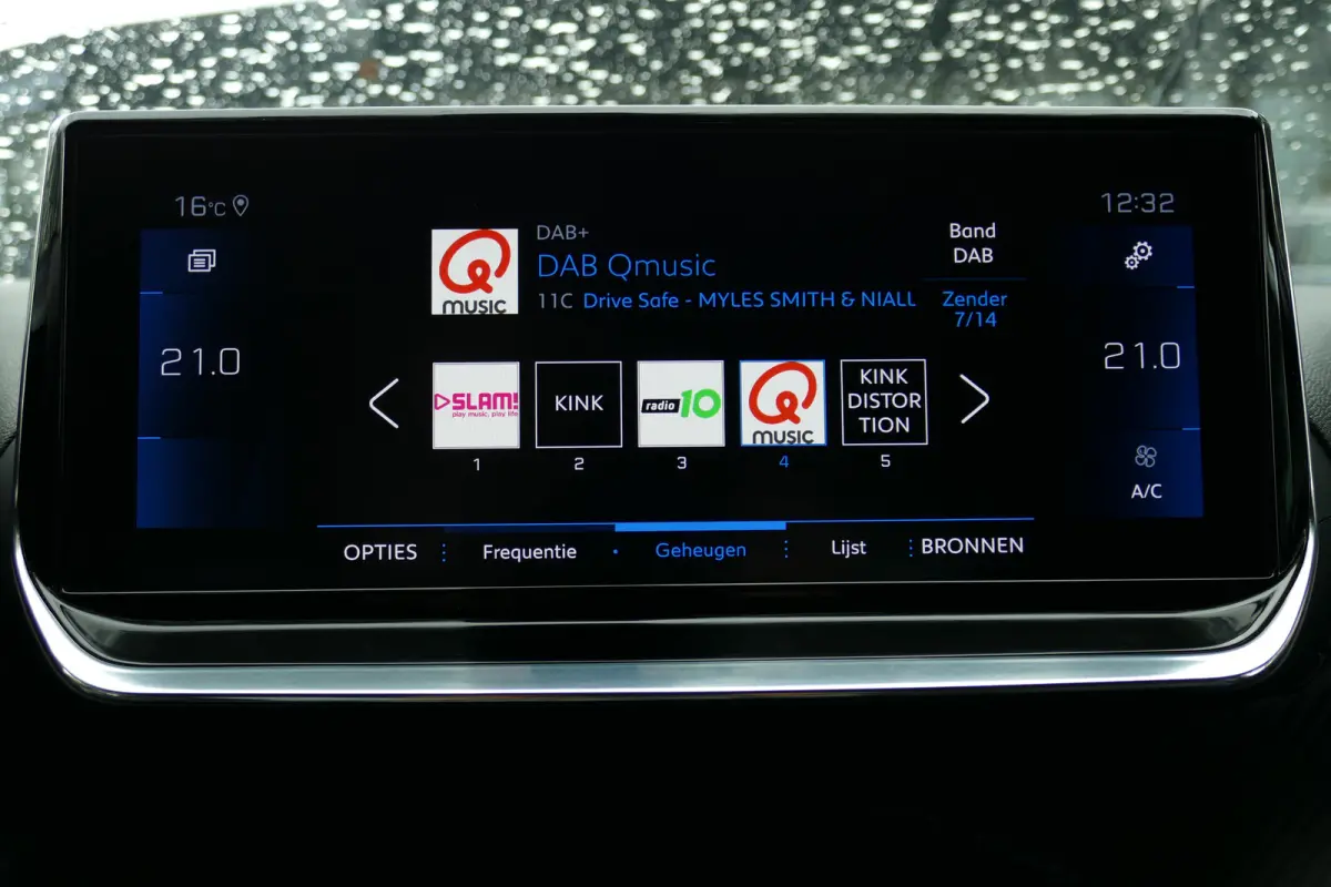 1.2 PURETECH 100PK 5-DRS GT-LINE / NAVI / CLIMA / CAMERA / 17"LMV / FULL-LED / PDC / BLUETOOTH / CRUISECONTROL / 1E EIGENAAR / SCHITTERENDE STAAT !!