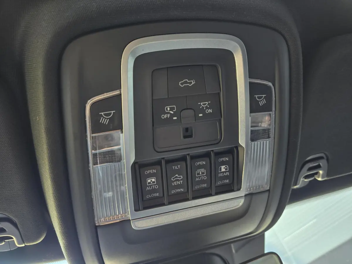 1500 4X4 5.7 V8 4x4 Crew Cab|laramie wide body!