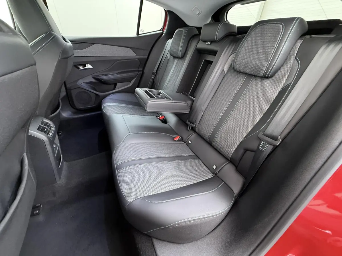 1.2 145pk Hybrid e-DCS6 Allure | 1e eigenaar | Navigatie | 360 camera | 19 inch lichtmetalen wielen | Apple Carplay | Cruisecontrol adaptief