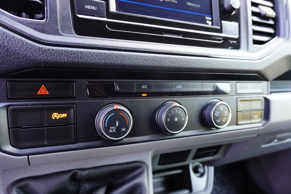 140pk Bakwagen laadklep Apple Carplay Cruise control Airco 3-Zits Meubelbak Koffer LBW