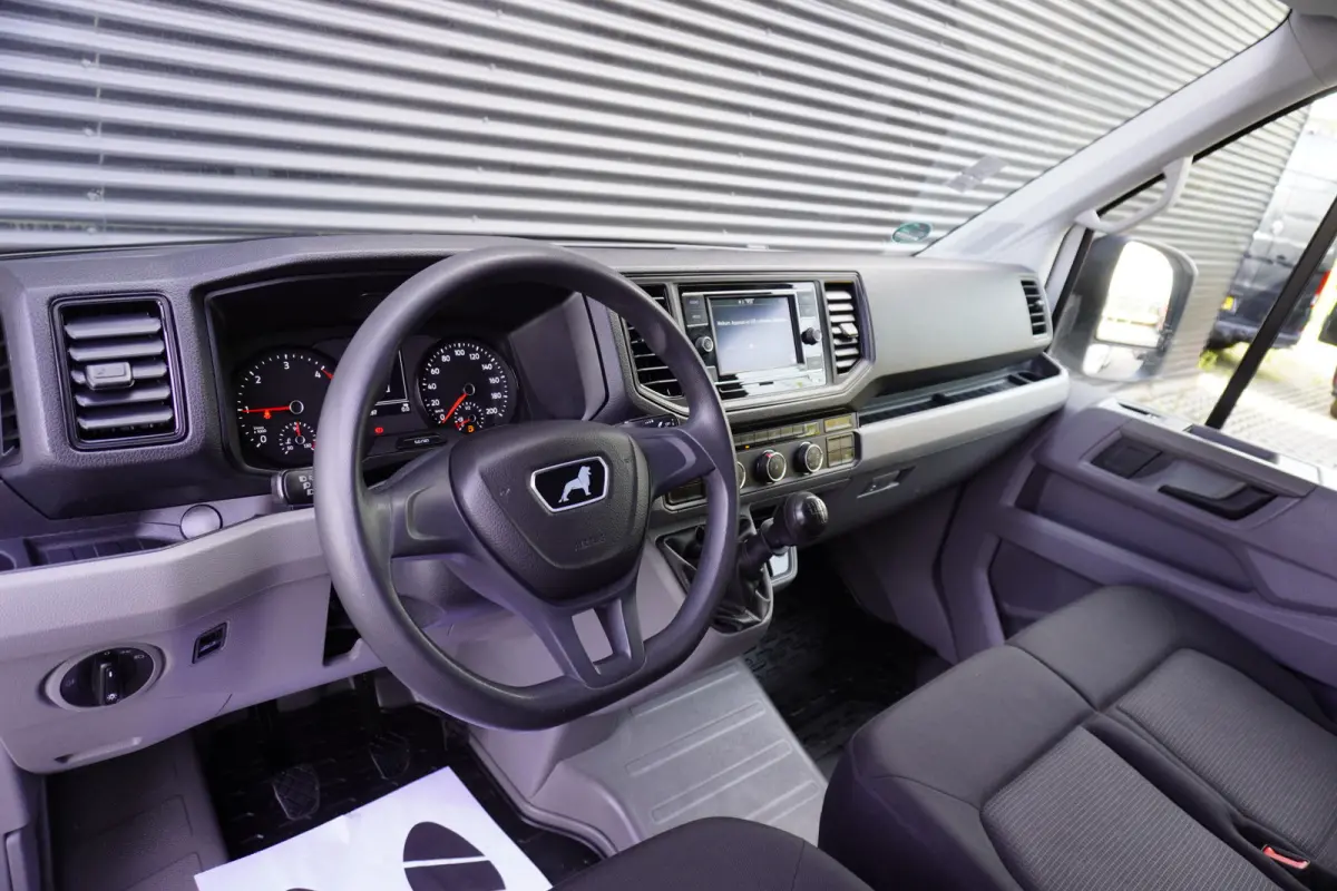 140pk Bakwagen laadklep Apple Carplay Cruise control Airco 3-Zits Meubelbak Koffer LBW