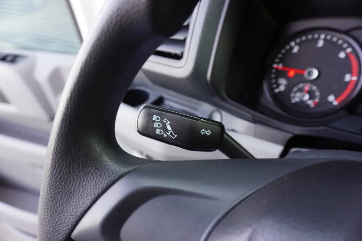 140pk Bakwagen laadklep Apple Carplay Cruise control Airco 3-Zits Meubelbak Koffer LBW