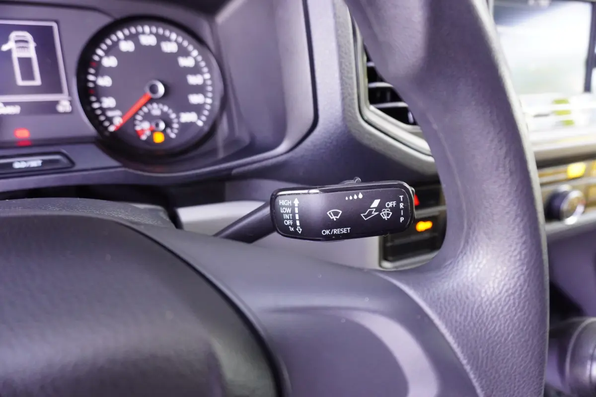 140pk Bakwagen laadklep Apple Carplay Cruise control Airco 3-Zits Meubelbak Koffer LBW