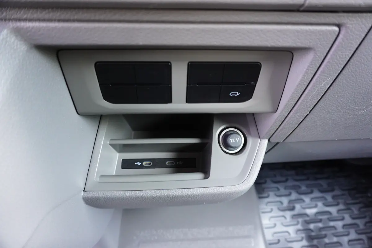 140pk Bakwagen laadklep Apple Carplay Cruise control Airco 3-Zits Meubelbak Koffer LBW