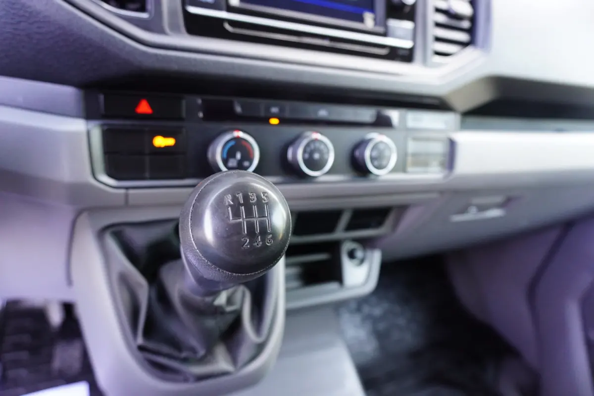 140pk Bakwagen laadklep Apple Carplay Cruise control Airco 3-Zits Meubelbak Koffer LBW