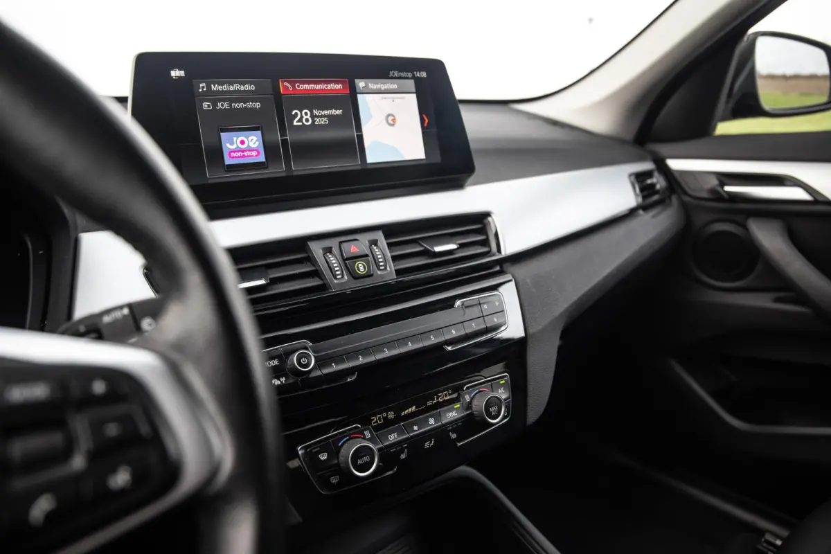 xDrive25e Executive X CAMERA / CARPLAY / HEAD UP DISPLAY / LEDER / LED / CRUISE CONTROLE / STOELVERWARMING
