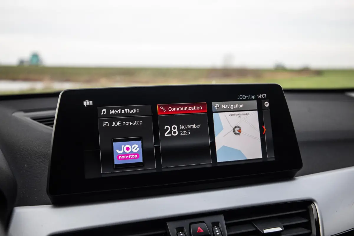 xDrive25e Executive X CAMERA / CARPLAY / HEAD UP DISPLAY / LEDER / LED / CRUISE CONTROLE / STOELVERWARMING