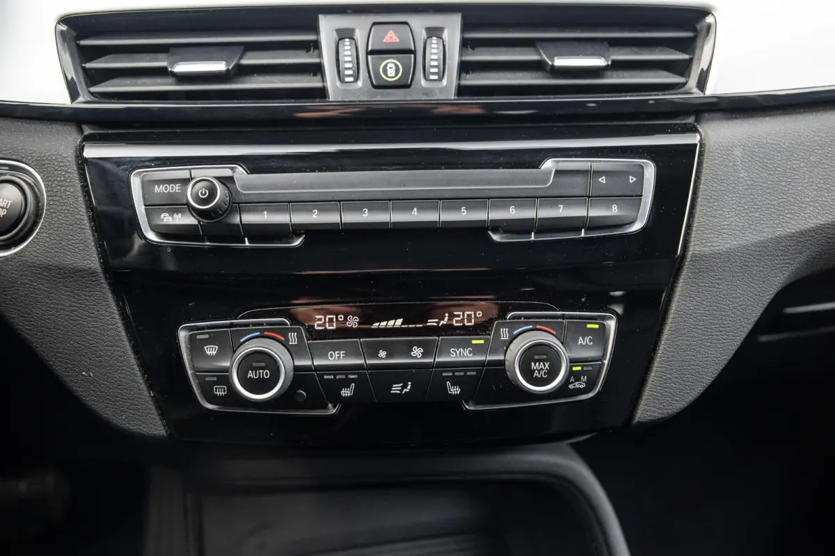 xDrive25e Executive X CAMERA / CARPLAY / HEAD UP DISPLAY / LEDER / LED / CRUISE CONTROLE / STOELVERWARMING