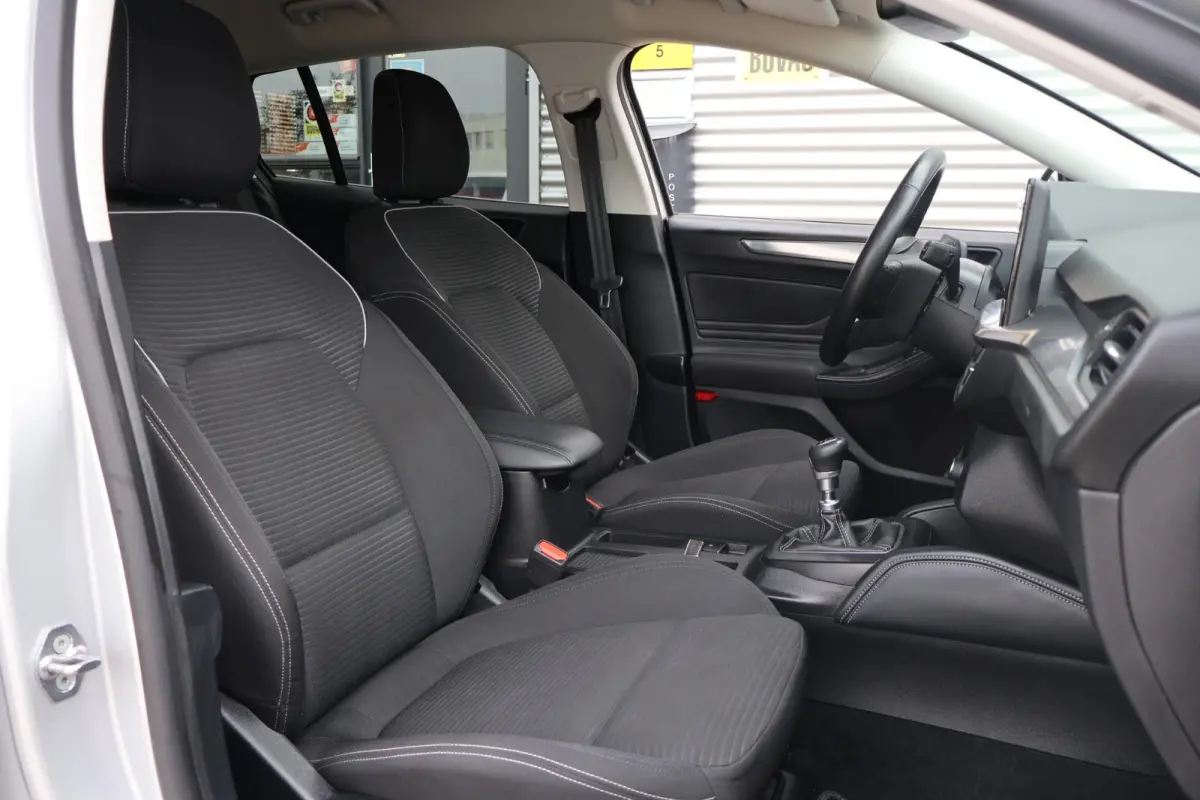 1.0 Hybrid Titanium X 1e Eigenaar | Volledig Onderh | NL-Auto | BTW | Elek Trekhaak | Winterpack | Camera | Navi | Carplay | LED | ACC | Bots | Keyless