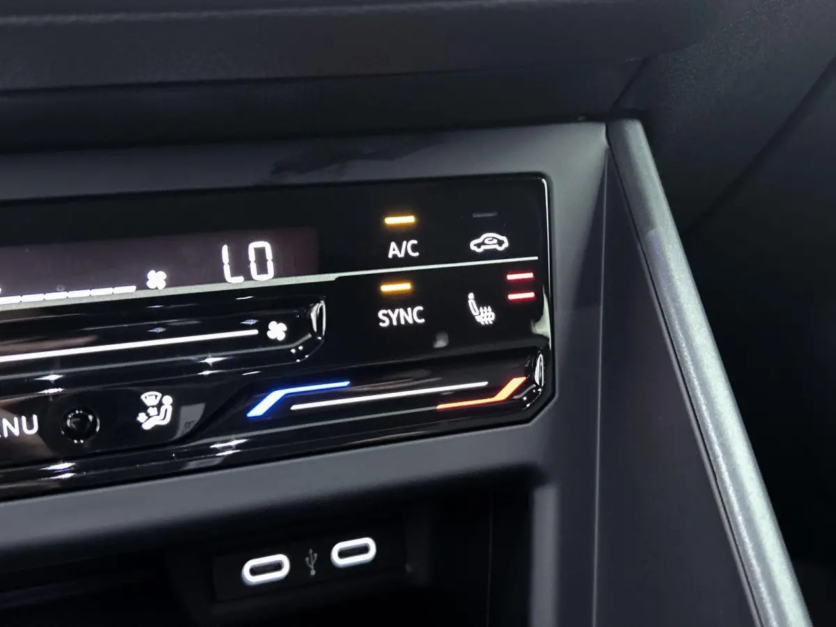 1.0 TSI R-Line Edition 95 PK| Origineel Nederlands | 1e Eigenaar | Panoramadak | LED Matrix | Stoelverwarming | Achteruitrijcamera | Climatronic | Parkeersensoren | Digitale Cockpit Pro | Na