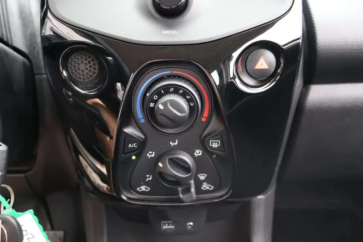 1.0 VTi Feel 1e Eigenaar | NL-Auto | Volledig Onderh | BTW | Airco | Bluetooth | Cruise | Radio | Hill-Hold | LED | Stuur Bekrachtiging