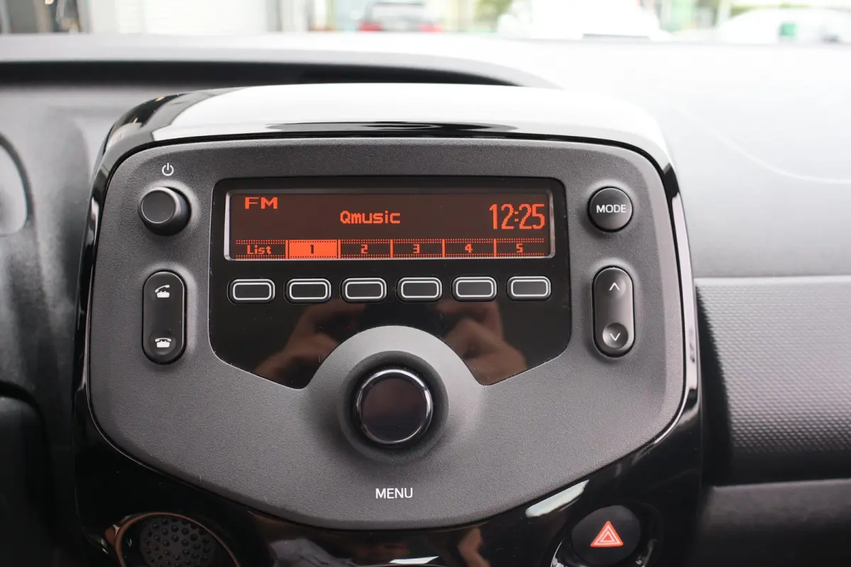 1.0 VTi Feel 1e Eigenaar | NL-Auto | Volledig Onderh | BTW | Airco | Bluetooth | Cruise | Radio | Hill-Hold | LED | Stuur Bekrachtiging
