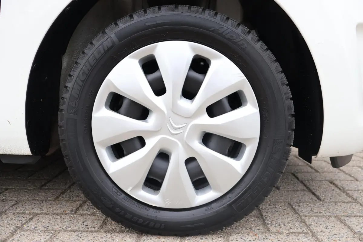 1.0 VTi Feel 1e Eigenaar | NL-Auto | Volledig Onderh | BTW | Airco | Bluetooth | Cruise | Radio | Hill-Hold | LED | Stuur Bekrachtiging