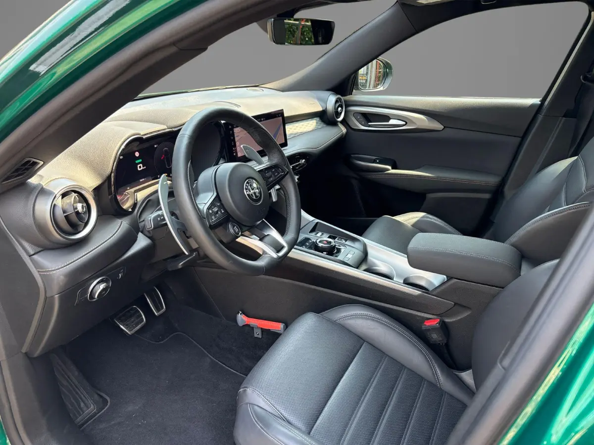 1.5T Hybrid Veloce 160pk | Lederen Bekleding | Navigatie | Camera 360 | parkeersensoren voor + achter | Stoel + Sturverwarming |  LMV 19" |