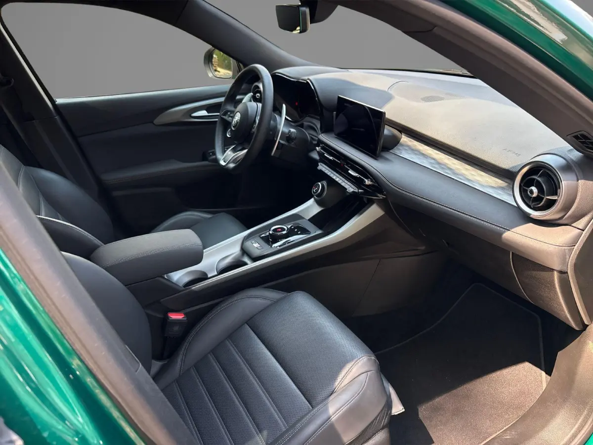 1.5T Hybrid Veloce 160pk | Lederen Bekleding | Navigatie | Camera 360 | parkeersensoren voor + achter | Stoel + Sturverwarming |  LMV 19" |