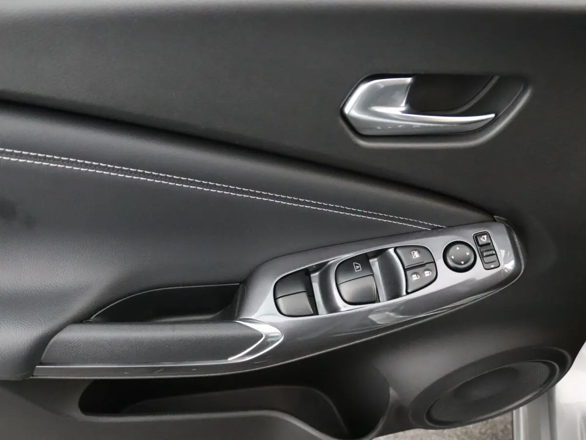 1.6 Hybrid N-Design | Stoel-, Stuur- & Voorruitverw. | | Parkeercamera | Navigatie |