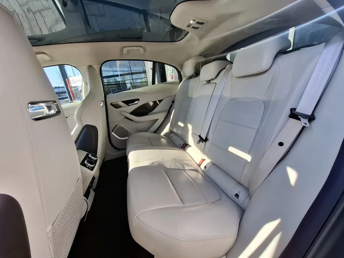 EV400 First Edition 90 kWh | SoH 89,9% | Navigatie/Android/Apple Carplay | LM Velgen 22" | Panoramadak | Voorstoelen/Stuur/Achterbank Verwarmd | Luchtvering | Cruise Control Adaptief |