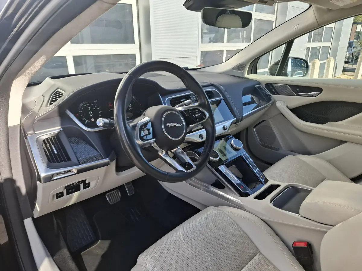 EV400 First Edition 90 kWh | SoH 89,9% | Navigatie/Android/Apple Carplay | LM Velgen 22" | Panoramadak | Voorstoelen/Stuur/Achterbank Verwarmd | Luchtvering | Cruise Control Adaptief |