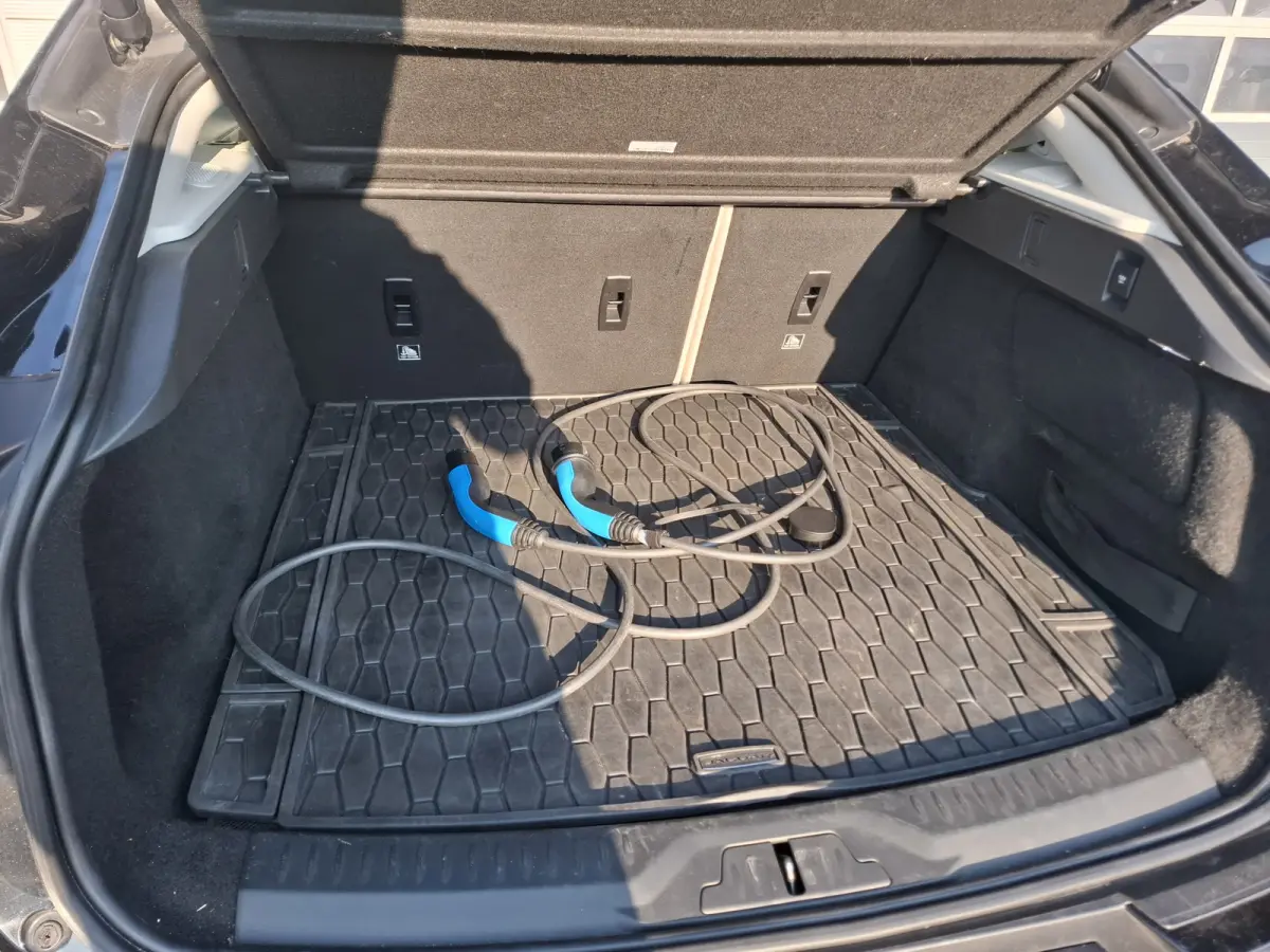 EV400 First Edition 90 kWh | SoH 89,9% | Navigatie/Android/Apple Carplay | LM Velgen 22" | Panoramadak | Voorstoelen/Stuur/Achterbank Verwarmd | Luchtvering | Cruise Control Adaptief |