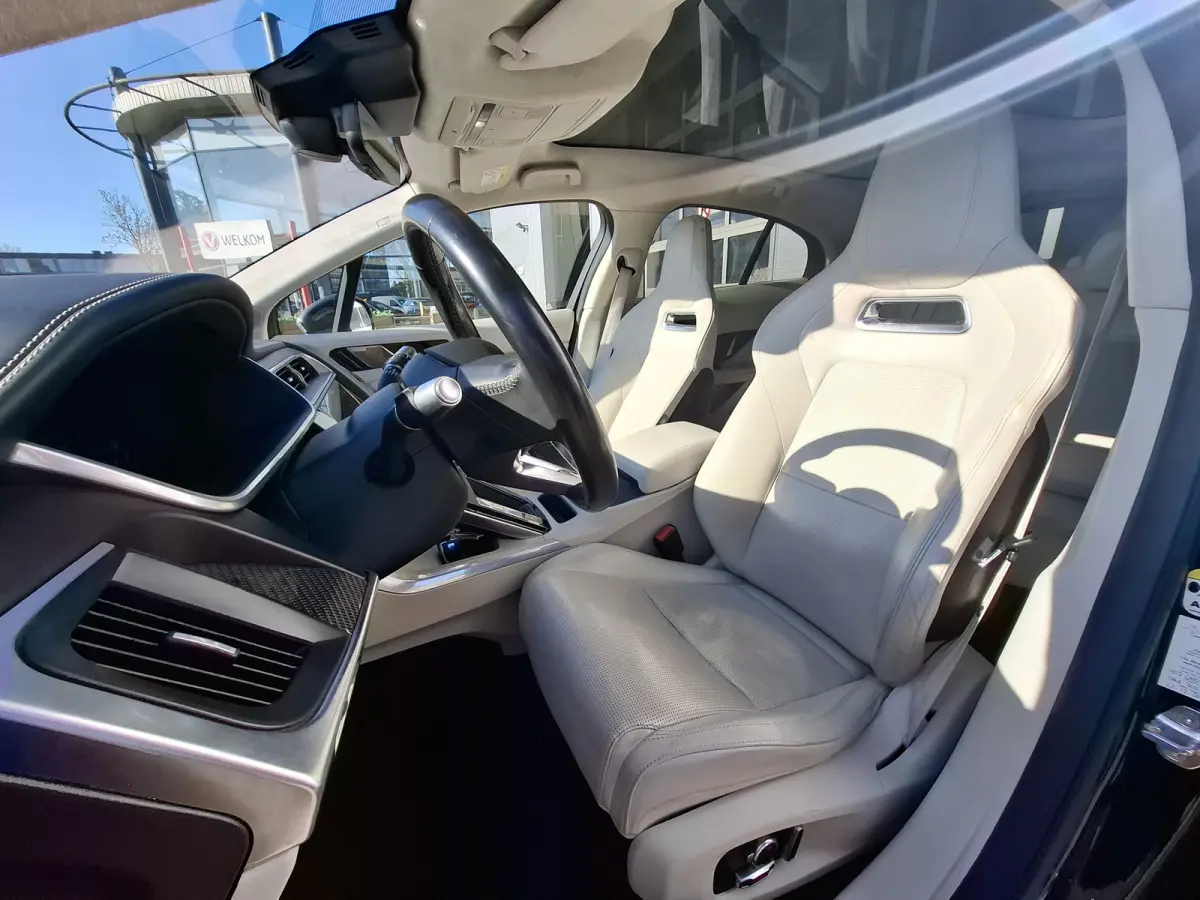 EV400 First Edition 90 kWh | SoH 89,9% | Navigatie/Android/Apple Carplay | LM Velgen 22" | Panoramadak | Voorstoelen/Stuur/Achterbank Verwarmd | Luchtvering | Cruise Control Adaptief |