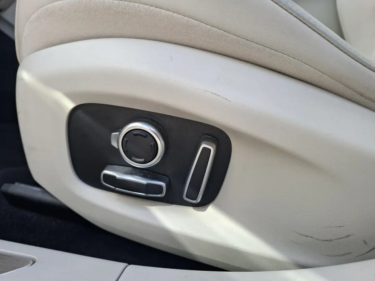 EV400 First Edition 90 kWh | SoH 89,9% | Navigatie/Android/Apple Carplay | LM Velgen 22" | Panoramadak | Voorstoelen/Stuur/Achterbank Verwarmd | Luchtvering | Cruise Control Adaptief |