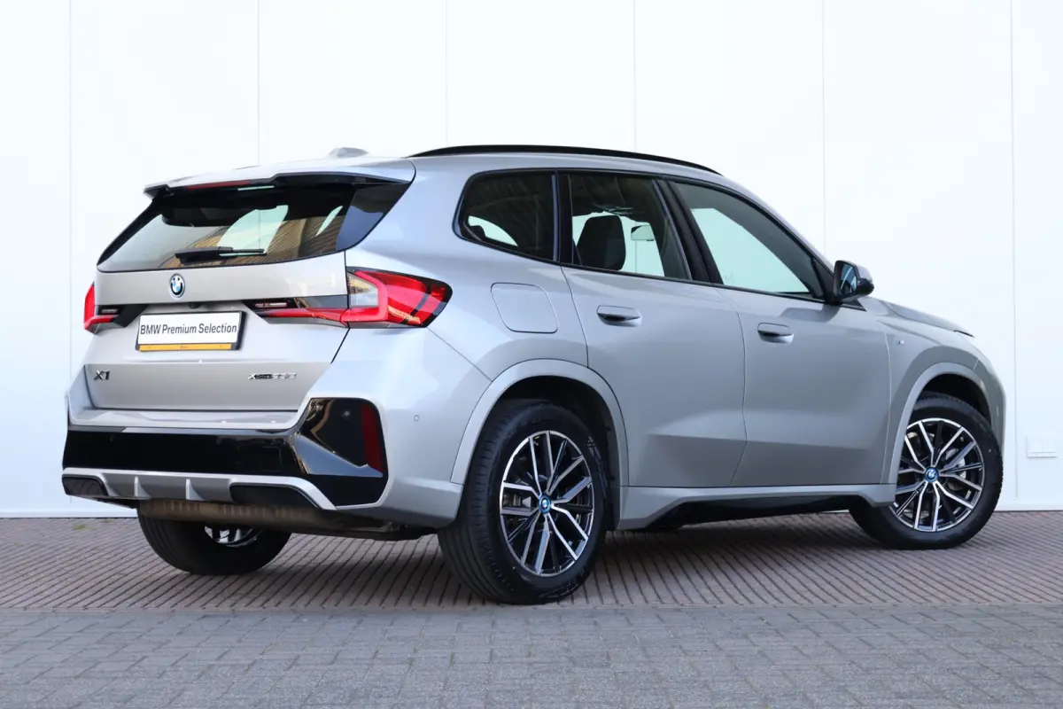 xDrive25e | SoH 100% | M-Sport Pakket | Driving Assistant Plus | Comfort Access | Achteruitrijcamera | PDC | Verwarmde Voorstoelen |