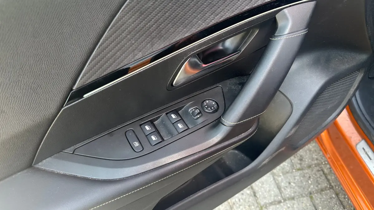 1.2 PureTech GT | Trekhaak | Camera | Apaptieve Cruise | Navigatie | Carplay | | Achterbank in delen neerklapbaar | Achteruitrijcamera | Airco (automatisch)