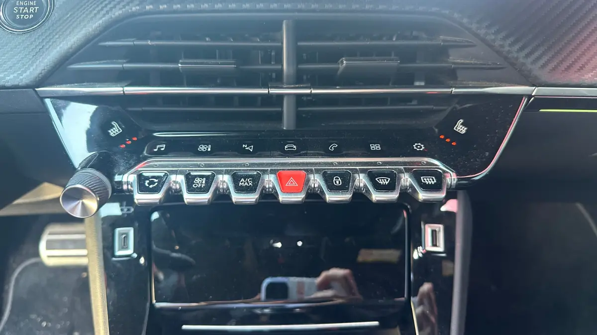 1.2 PureTech GT | Trekhaak | Camera | Apaptieve Cruise | Navigatie | Carplay | | Achterbank in delen neerklapbaar | Achteruitrijcamera | Airco (automatisch)
