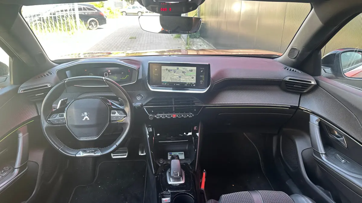 1.2 PureTech GT | Trekhaak | Camera | Apaptieve Cruise | Navigatie | Carplay | | Achterbank in delen neerklapbaar | Achteruitrijcamera | Airco (automatisch)