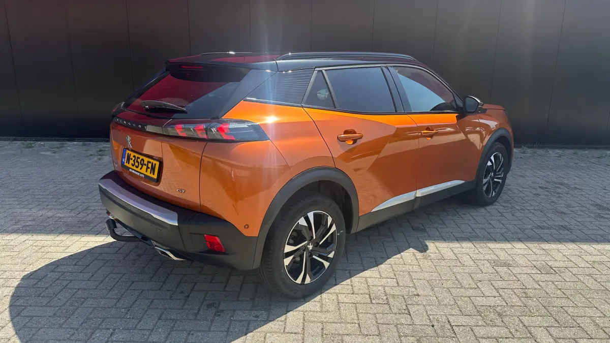 1.2 PureTech GT | Trekhaak | Camera | Apaptieve Cruise | Navigatie | Carplay | | Achterbank in delen neerklapbaar | Achteruitrijcamera | Airco (automatisch)