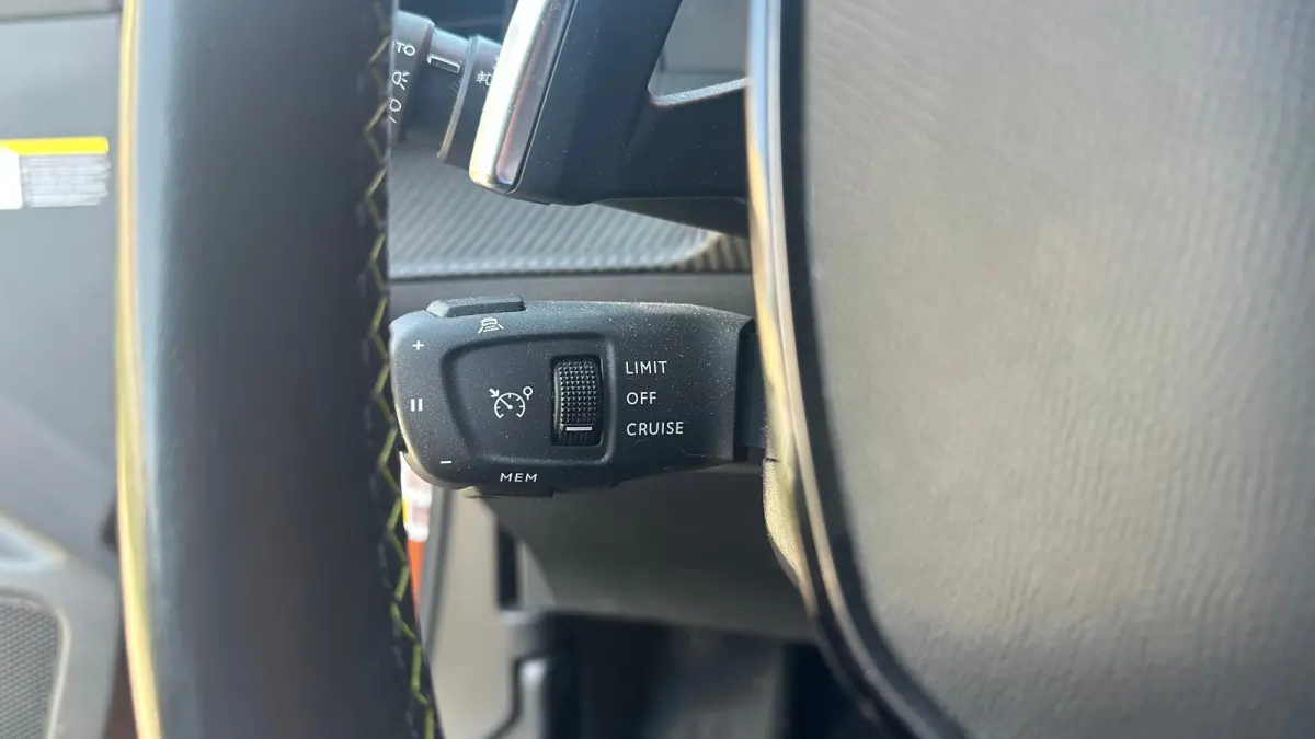 1.2 PureTech GT | Trekhaak | Camera | Apaptieve Cruise | Navigatie | Carplay | | Achterbank in delen neerklapbaar | Achteruitrijcamera | Airco (automatisch)