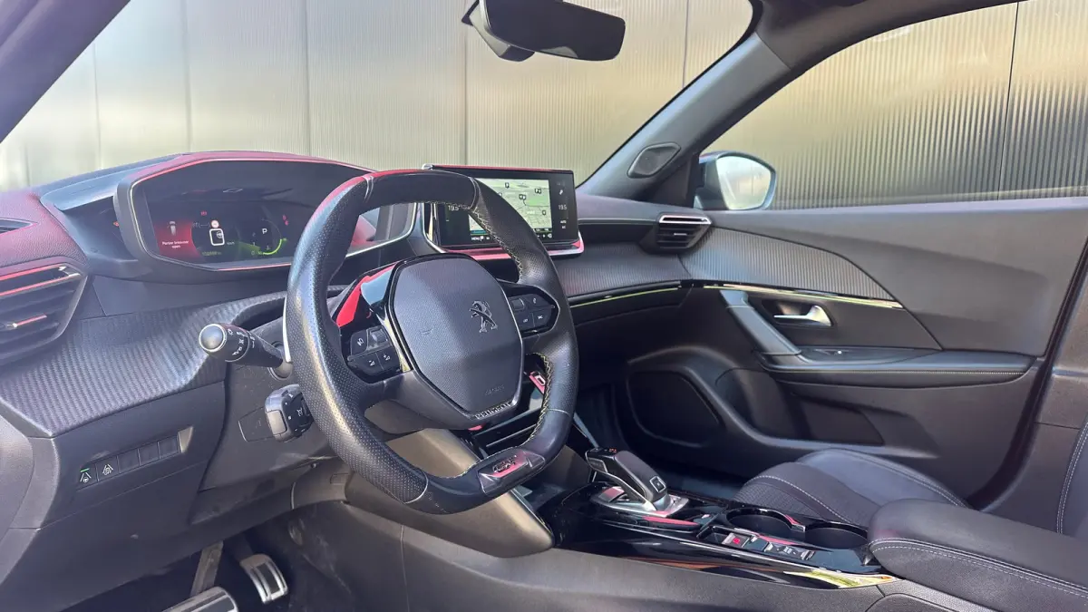 1.2 PureTech GT | Trekhaak | Camera | Apaptieve Cruise | Navigatie | Carplay | | Achterbank in delen neerklapbaar | Achteruitrijcamera | Airco (automatisch)