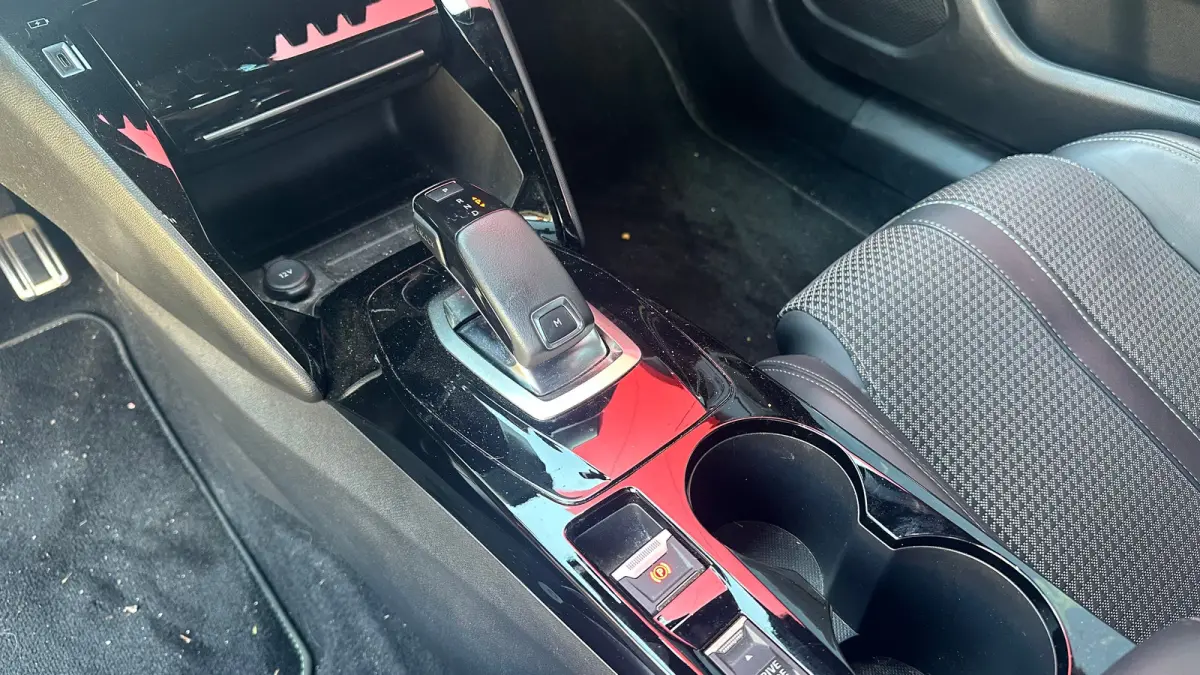 1.2 PureTech GT | Trekhaak | Camera | Apaptieve Cruise | Navigatie | Carplay | | Achterbank in delen neerklapbaar | Achteruitrijcamera | Airco (automatisch)