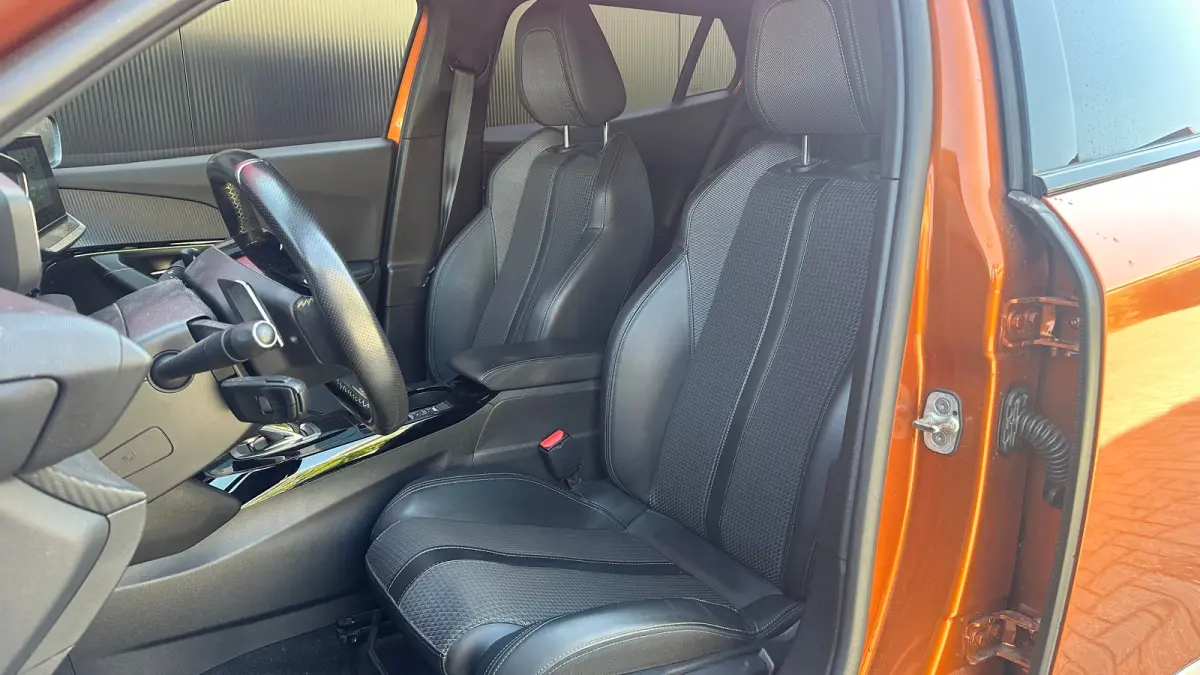 1.2 PureTech GT | Trekhaak | Camera | Apaptieve Cruise | Navigatie | Carplay | | Achterbank in delen neerklapbaar | Achteruitrijcamera | Airco (automatisch)