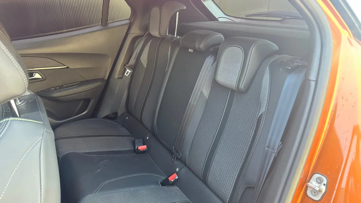 1.2 PureTech GT | Trekhaak | Camera | Apaptieve Cruise | Navigatie | Carplay | | Achterbank in delen neerklapbaar | Achteruitrijcamera | Airco (automatisch)