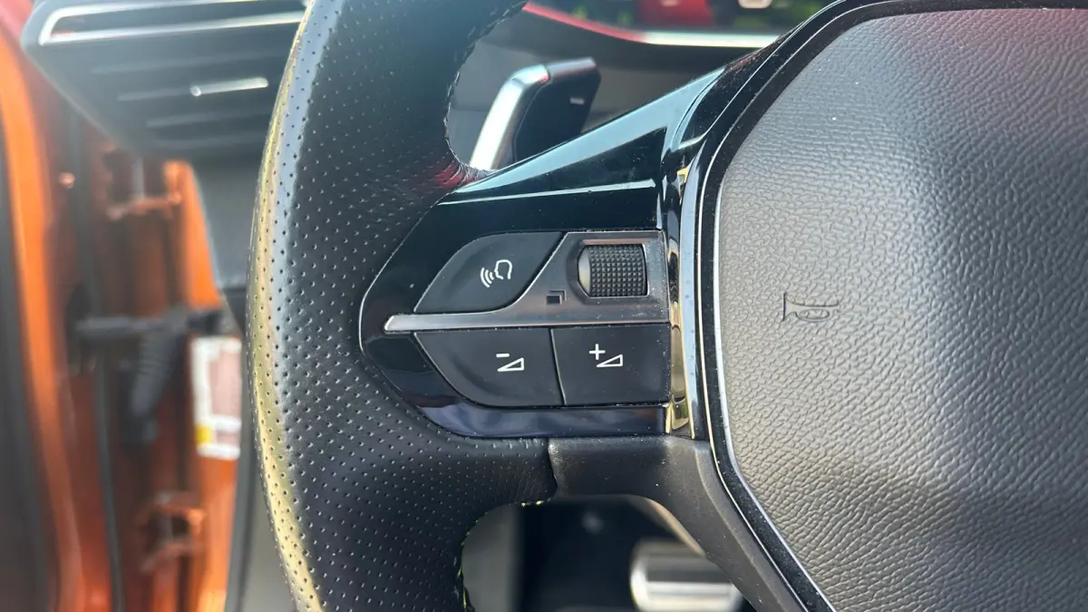 1.2 PureTech GT | Trekhaak | Camera | Apaptieve Cruise | Navigatie | Carplay | | Achterbank in delen neerklapbaar | Achteruitrijcamera | Airco (automatisch)