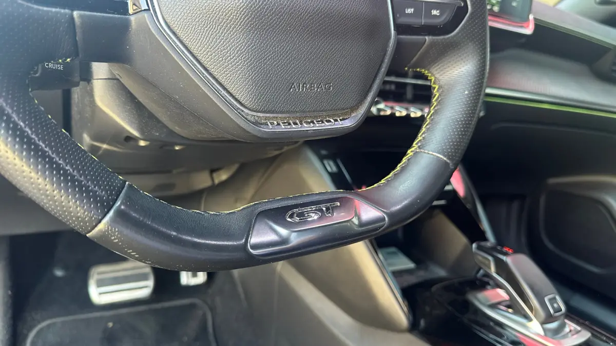 1.2 PureTech GT | Trekhaak | Camera | Apaptieve Cruise | Navigatie | Carplay | | Achterbank in delen neerklapbaar | Achteruitrijcamera | Airco (automatisch)