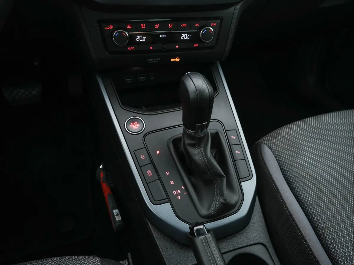 1.0 TSI Style Business Intense (INCL-BTW) Aut. *ADAPTIVE-CRUISE | NAVI-FULLMAP | KEYLESS | CAMERA | DAB | CARPLAY | PRIVACY-GLASS | ECC | PDC | 16''ALU*