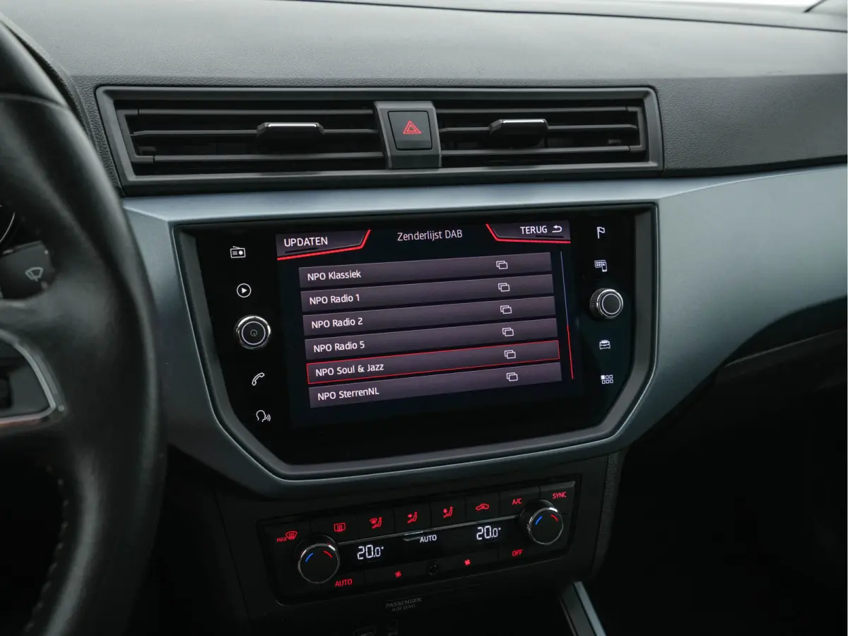 1.0 TSI Style Business Intense (INCL-BTW) Aut. *ADAPTIVE-CRUISE | NAVI-FULLMAP | KEYLESS | CAMERA | DAB | CARPLAY | PRIVACY-GLASS | ECC | PDC | 16''ALU*