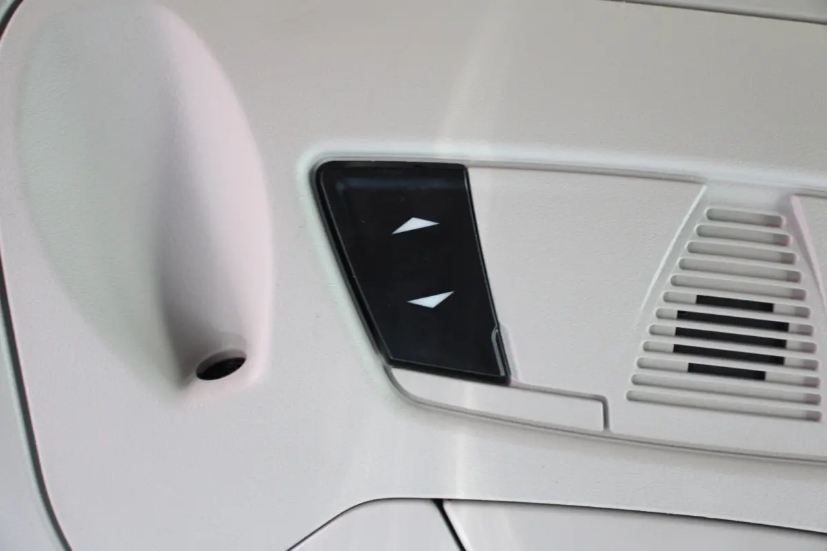 Compact 1.0 Titanium | PANODAK | DODE HOEK | PARK SENS V+A | CRUISE | CAMERA | LANE ASSIST | APPLE CARPLAY/ANDROID AUTO