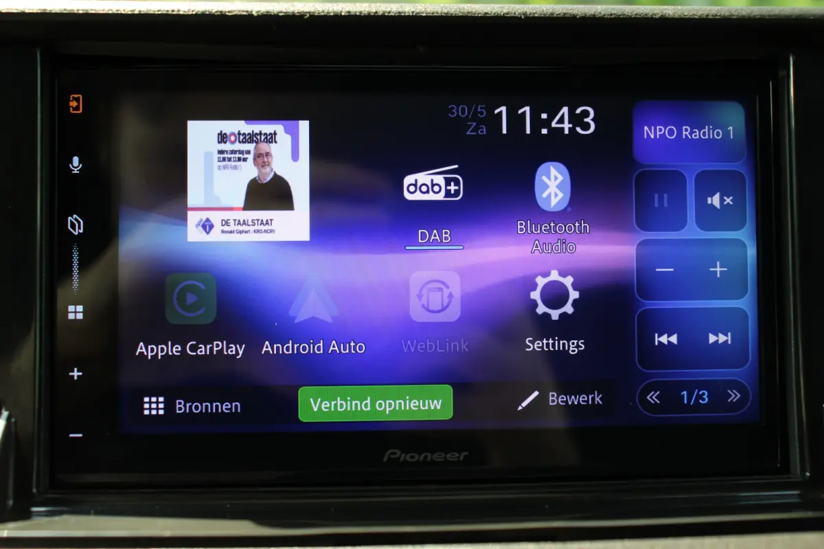 Compact 1.0 Titanium | PANODAK | DODE HOEK | PARK SENS V+A | CRUISE | CAMERA | LANE ASSIST | APPLE CARPLAY/ANDROID AUTO