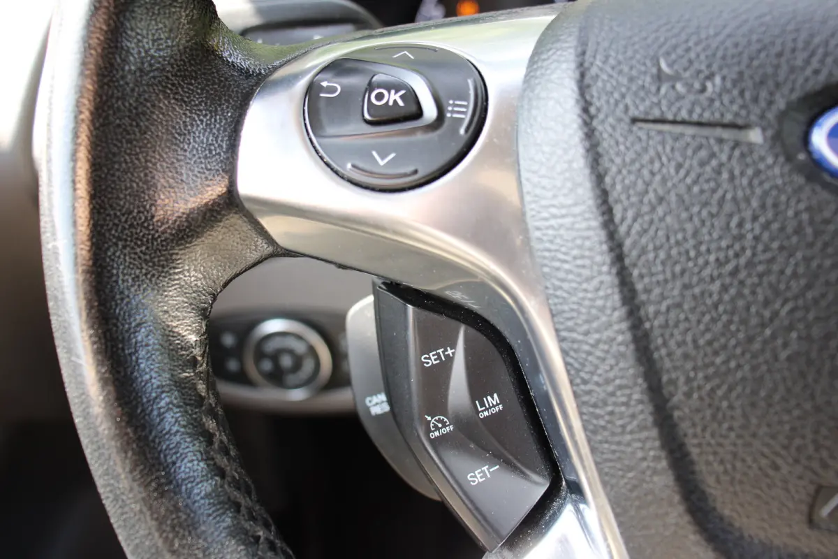 Compact 1.0 Titanium | PANODAK | DODE HOEK | PARK SENS V+A | CRUISE | CAMERA | LANE ASSIST | APPLE CARPLAY/ANDROID AUTO