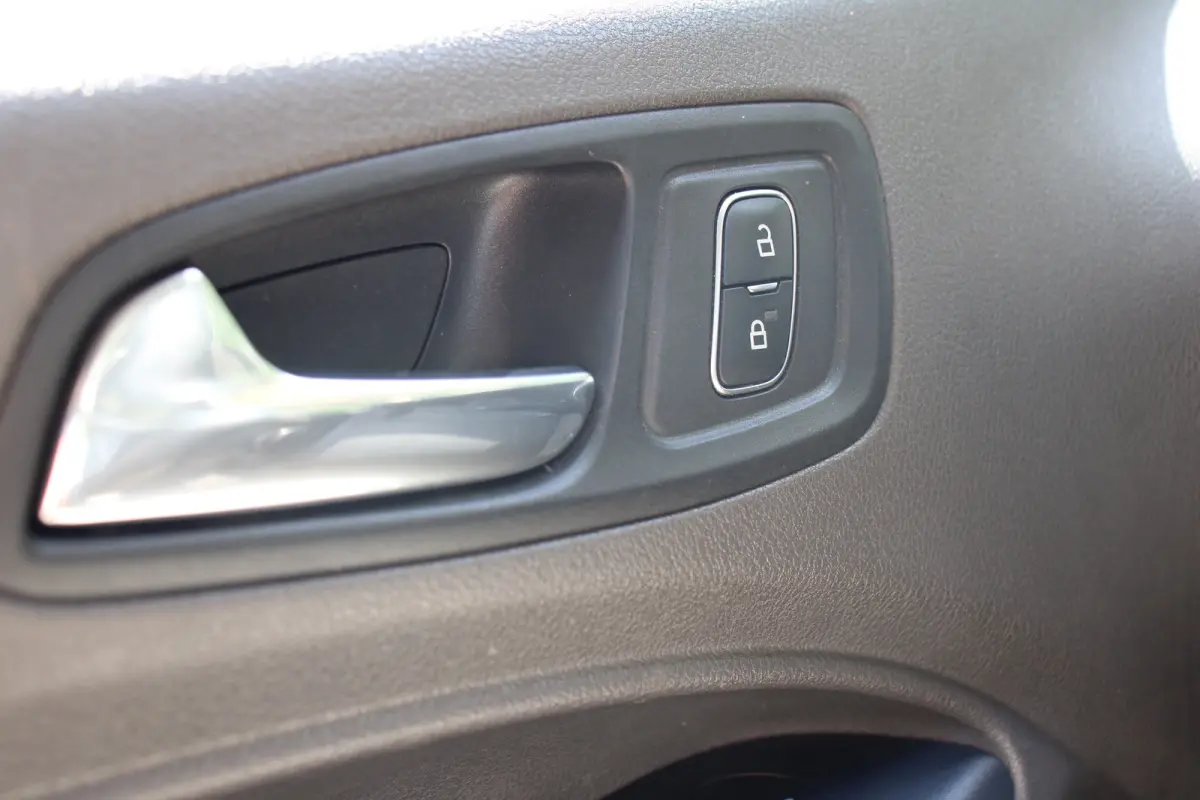 Compact 1.0 Titanium | PANODAK | DODE HOEK | PARK SENS V+A | CRUISE | CAMERA | LANE ASSIST | APPLE CARPLAY/ANDROID AUTO