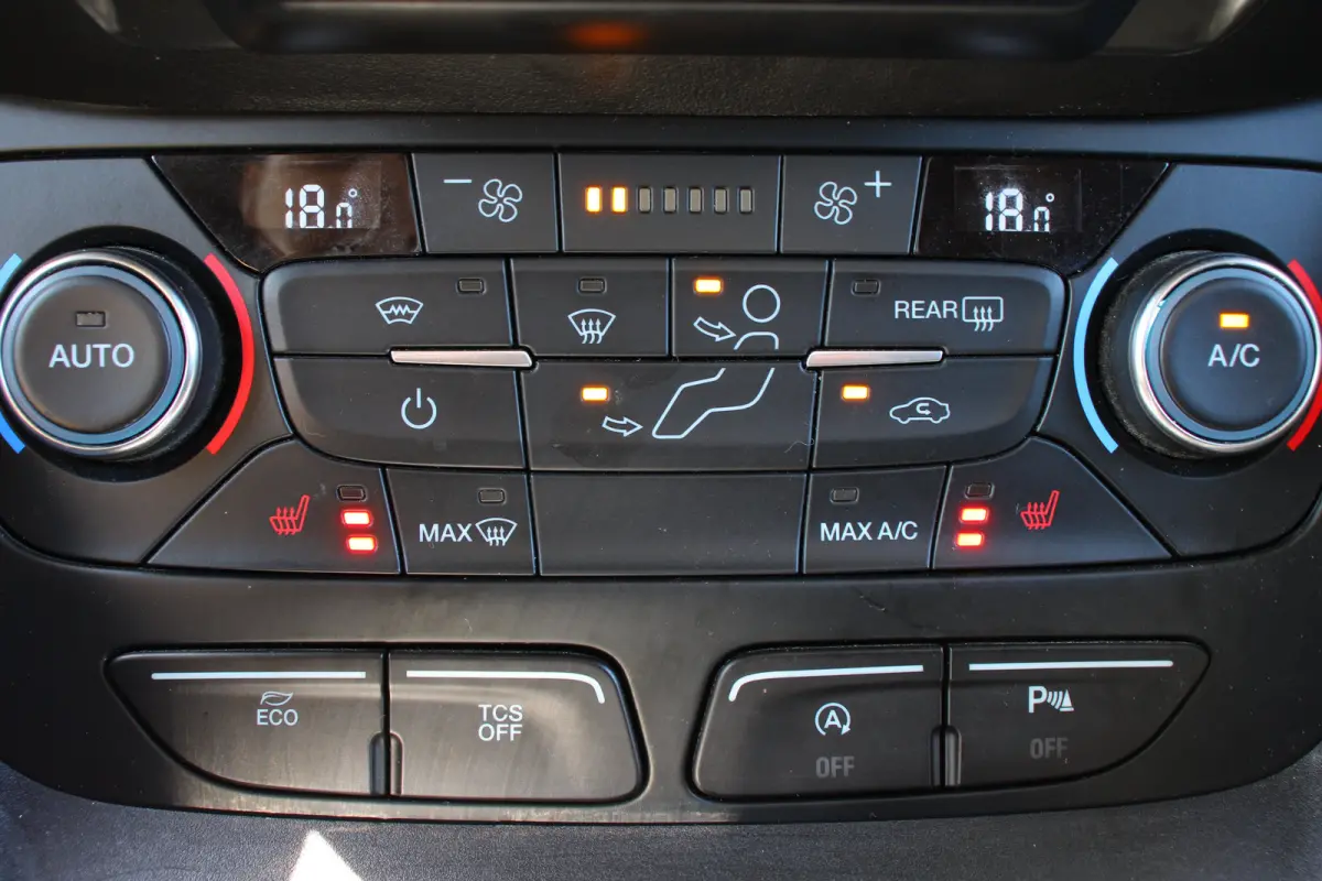 Compact 1.0 Titanium | PANODAK | DODE HOEK | PARK SENS V+A | CRUISE | CAMERA | LANE ASSIST | APPLE CARPLAY/ANDROID AUTO