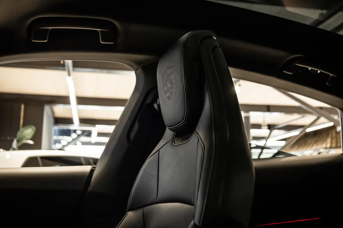 Performance 93 kWh Passenger Display | Pano | Chrono | 360 Camera