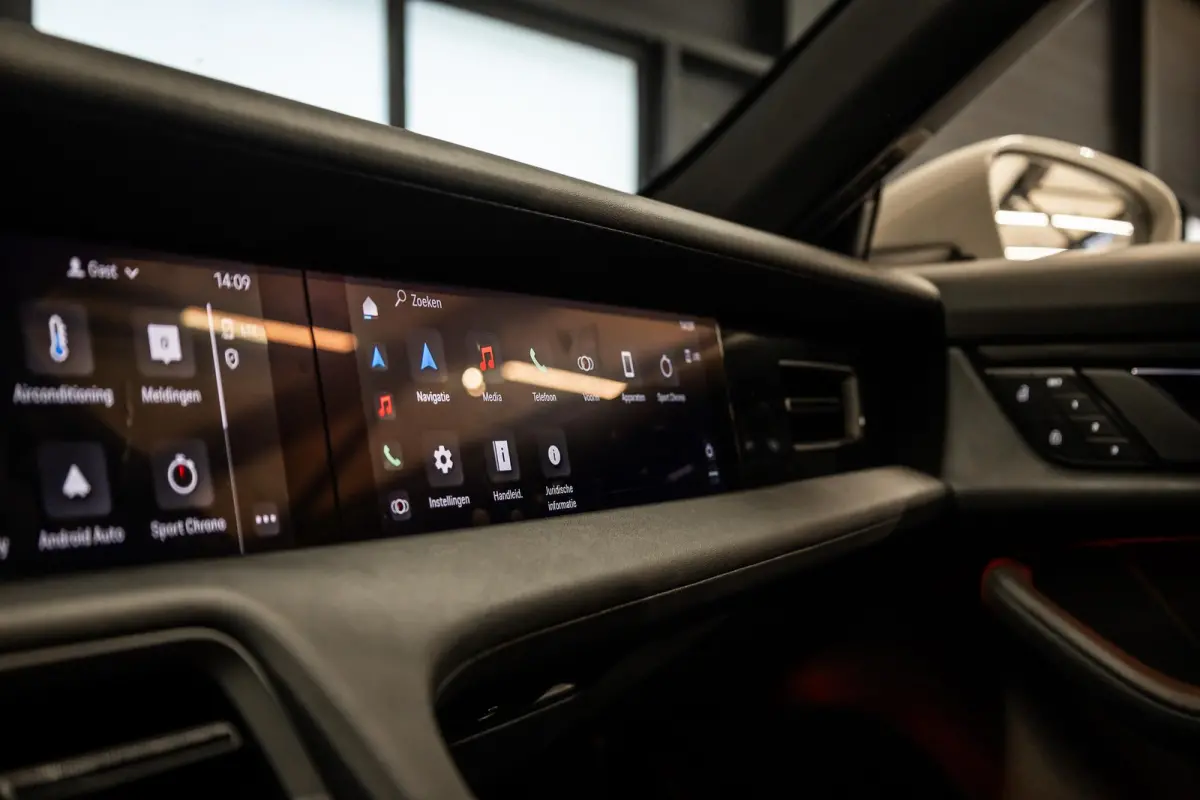 Performance 93 kWh Passenger Display | Pano | Chrono | 360 Camera