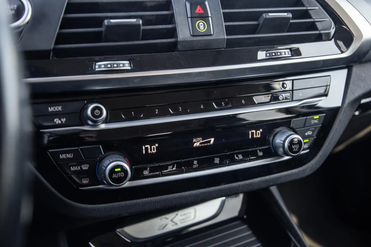 xDrive30e Executive BLACK LINE / PANORAMA DAK / CARPLAY / LEER / STOELVERWARMING / CAMERA