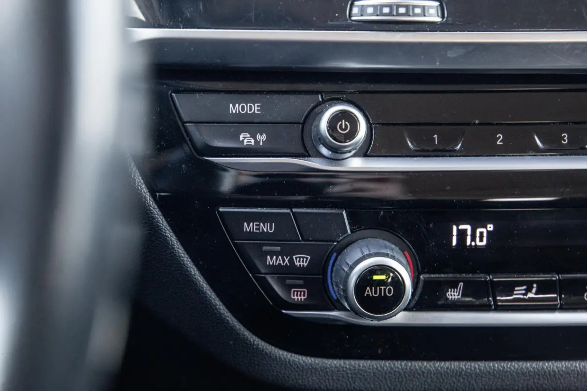 xDrive30e Executive BLACK LINE / PANORAMA DAK / CARPLAY / LEER / STOELVERWARMING / CAMERA