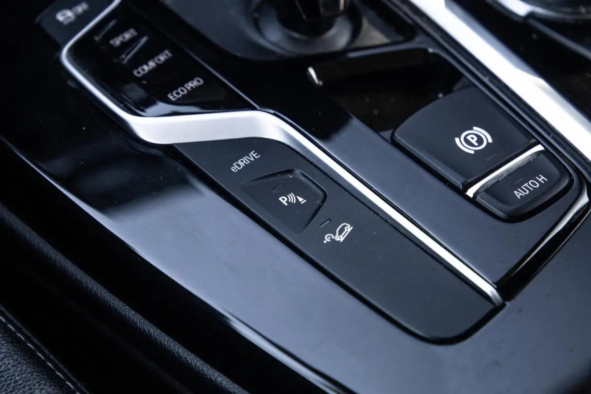 xDrive30e Executive BLACK LINE / PANORAMA DAK / CARPLAY / LEER / STOELVERWARMING / CAMERA