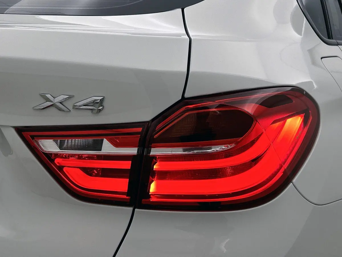 xDrive20i Executive | M SPORT PAKKET | NAVIGATIE | BLEUTOOTH | ELEKTRISCHE ACHTERKLEP |